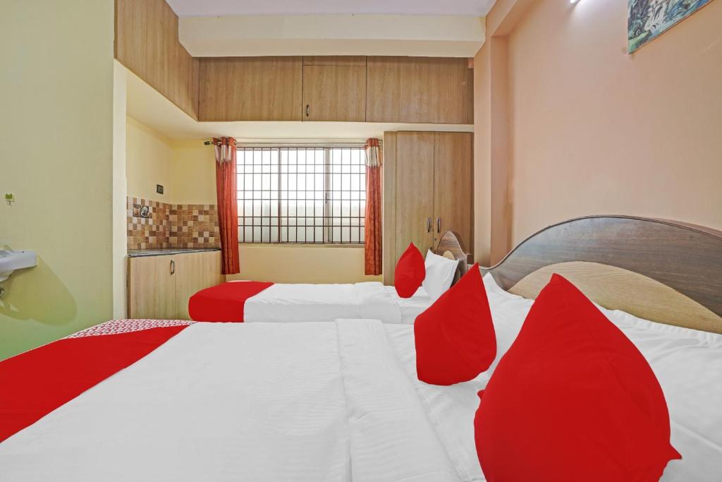 Postel nebo postele na pokoji v ubytování Hotel O T.Nagar