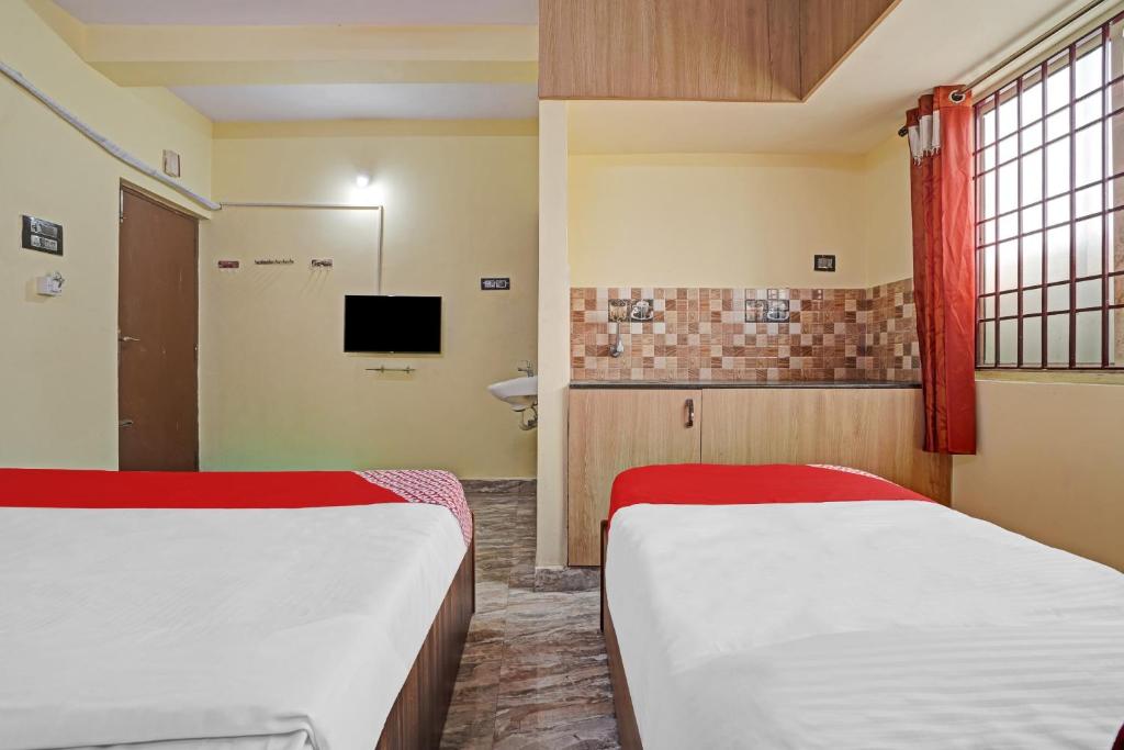 Postel nebo postele na pokoji v ubytování Hotel O T.Nagar