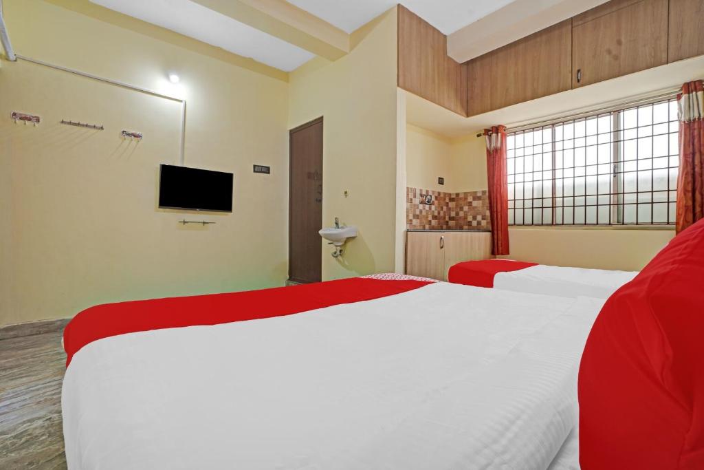 Postel nebo postele na pokoji v ubytování Hotel O T.Nagar