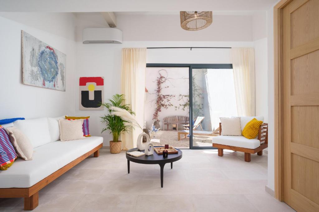 un salon avec un canapé blanc et une table dans l'établissement Le Loft Palatin by Winsome Destination, à Cannes