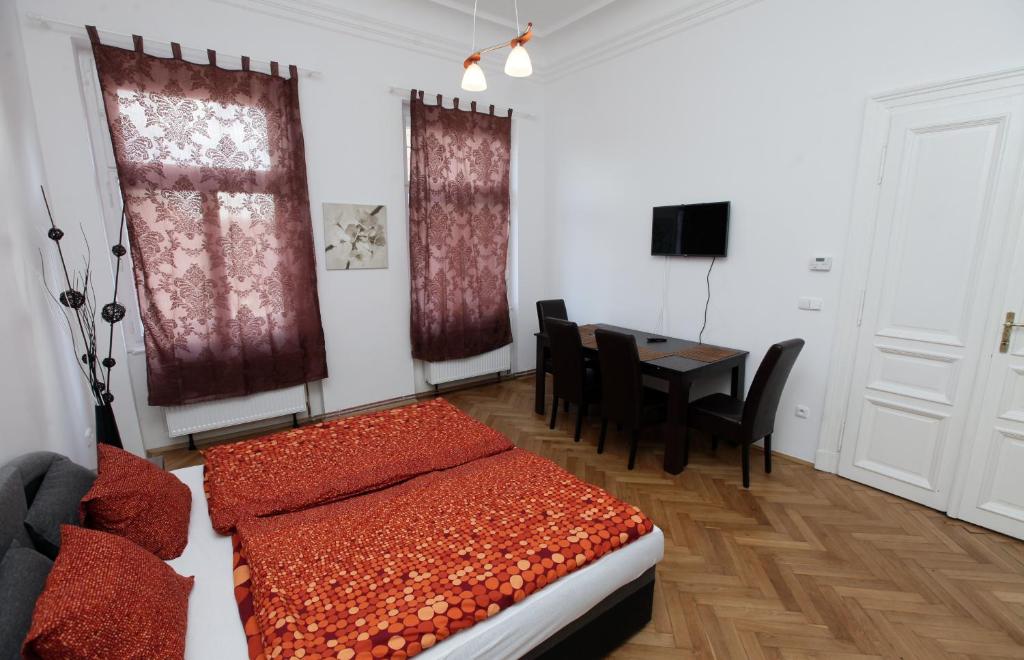 Łóżko lub łóżka w pokoju w obiekcie Carpe Diem Prague