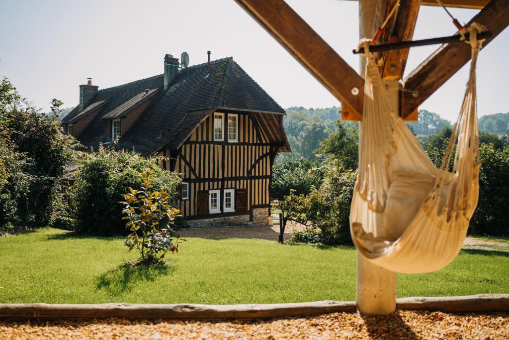 - un hamac en face d'une maison dans l'établissement Colombe - Une Maison du Pays d'Auge - Bain nordique 9P, à Le Mesnil-Eudes