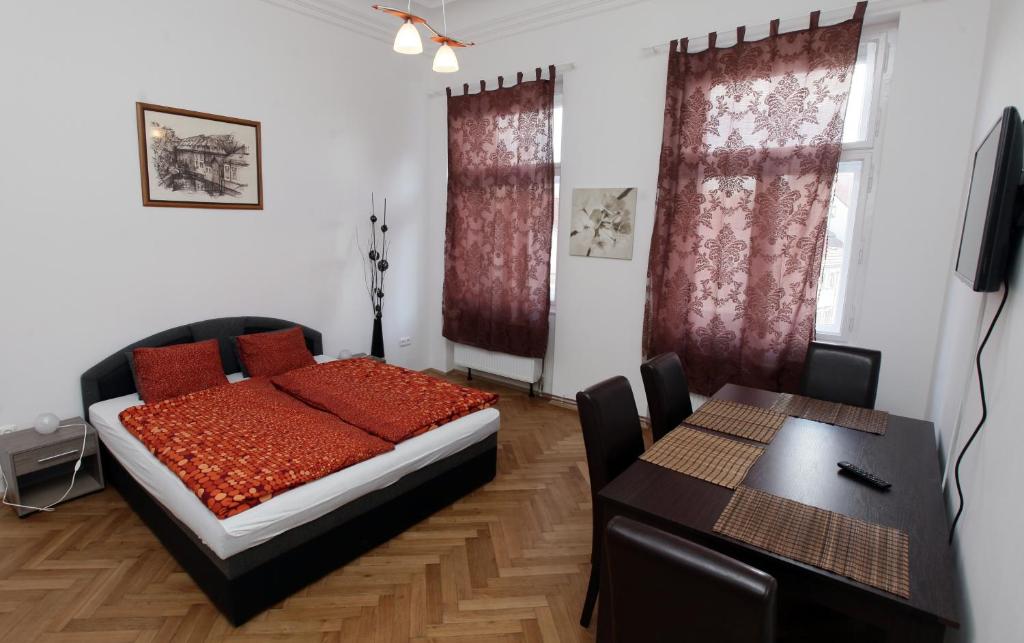 sypialnia z łóżkiem i stołem w obiekcie Carpe Diem Prague w Pradze