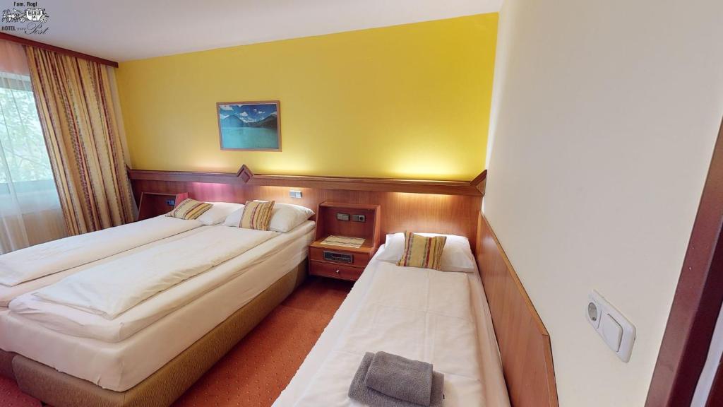 Posteľ alebo postele v izbe v ubytovaní Hotel zur Post