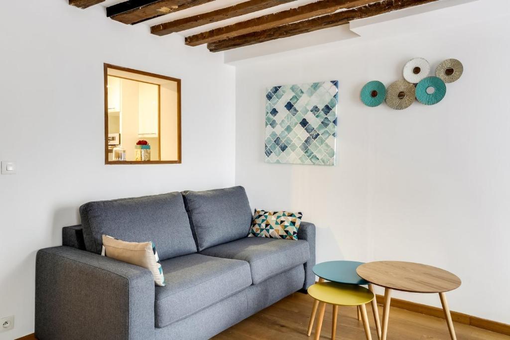 un salon avec un canapé et une table dans l'établissement Bluestay 214 - Superb apartment in Paris, à Paris