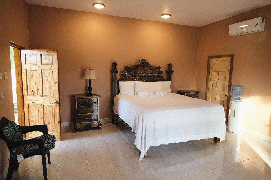 Postel nebo postele na pokoji v ubytování Indigo Beach Villa