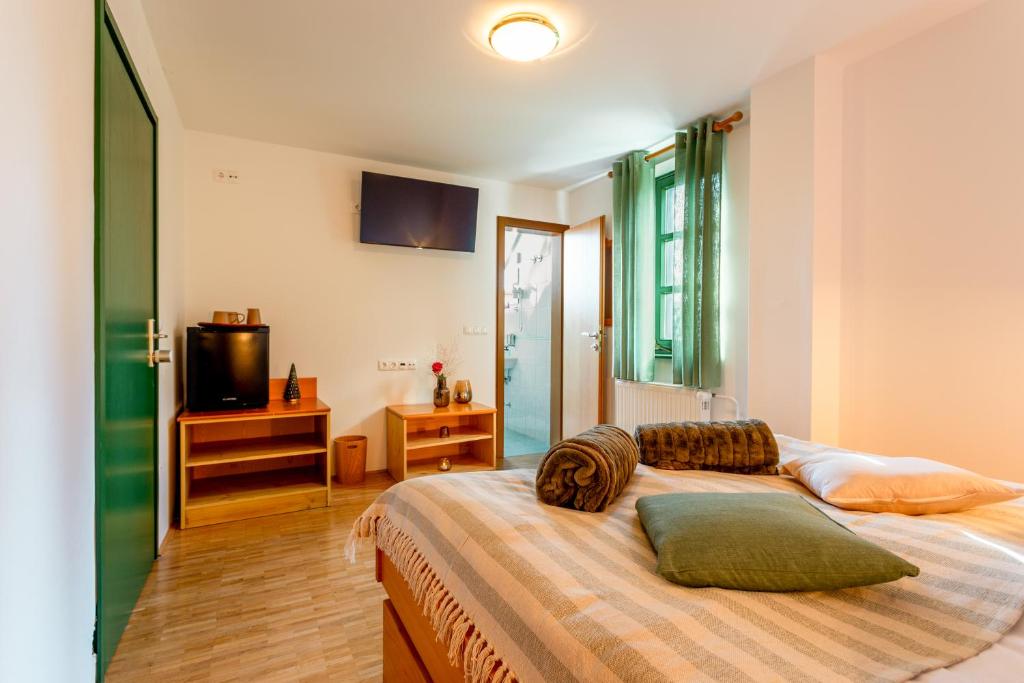 Postel nebo postele na pokoji v ubytování Pohorski Dom