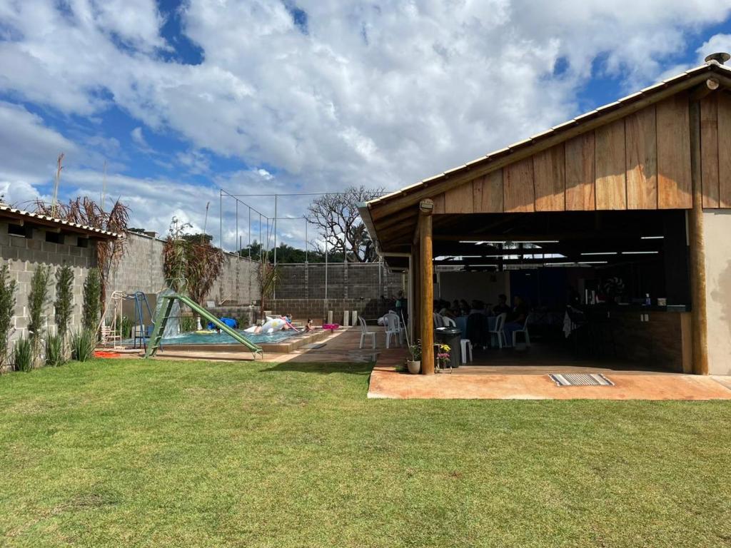 un pavillon avec une aire de jeux dans une cour dans l'établissement Chacara a Grande Familia, Bairro Andorinhas Otima Nova, à Uberlândia