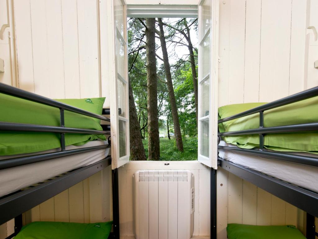 Palanda nebo palandy na pokoji v ubytování YHA Idwal Cottage
