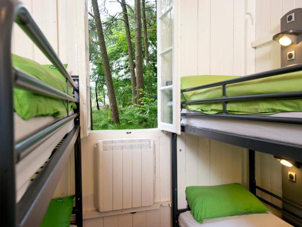 Palanda nebo palandy na pokoji v ubytování YHA Idwal Cottage