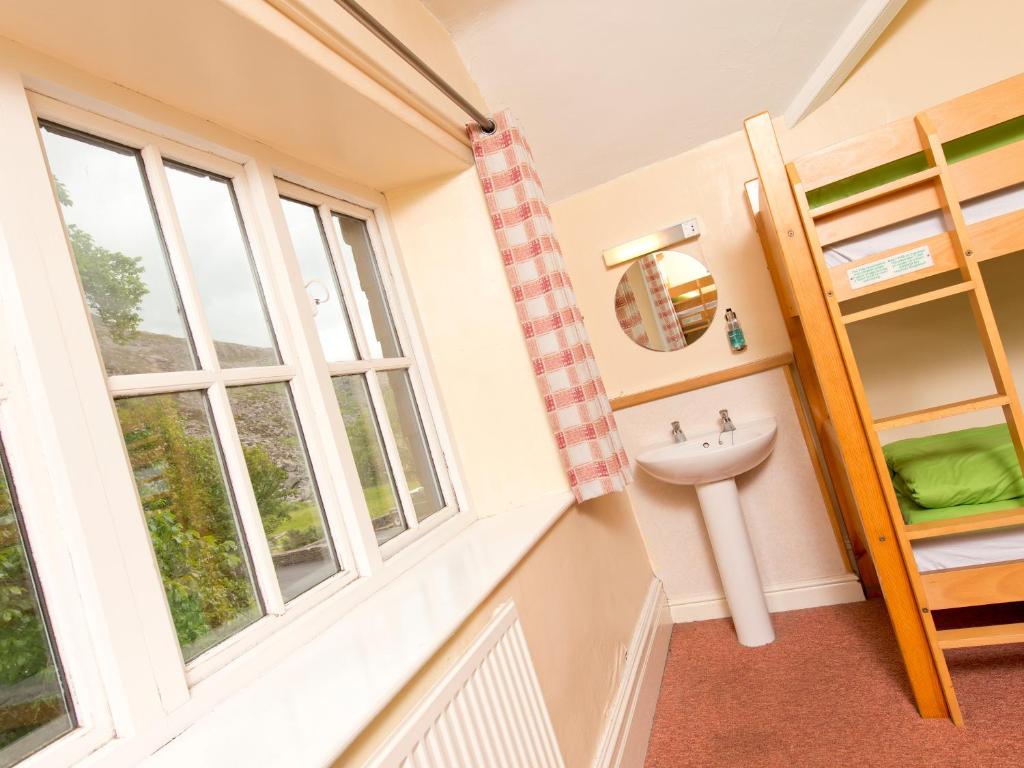 Postel nebo postele na pokoji v ubytování YHA Idwal Cottage