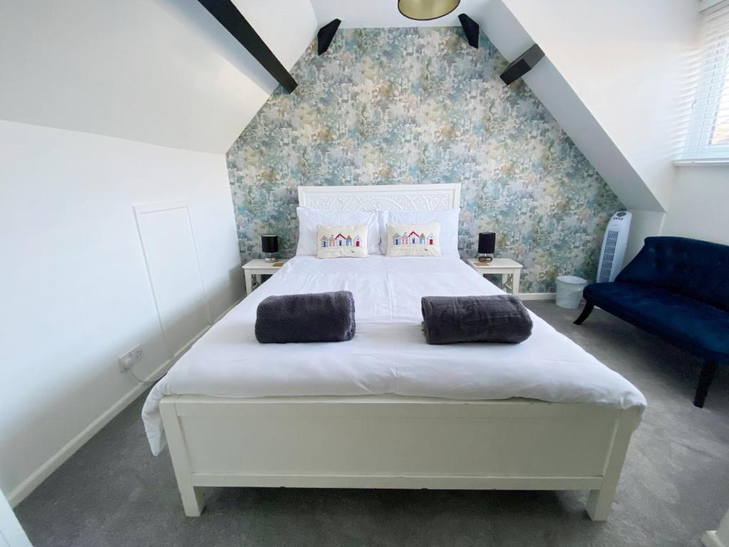 The Beach Hut - 1 Bedroom Apartment Near the Beach - Housity