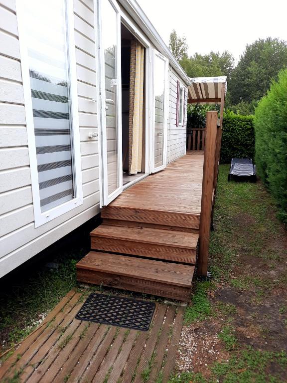 une passerelle en bois menant à une maison dans l'établissement Mobil home charmant EMPL 521, aux Mathes