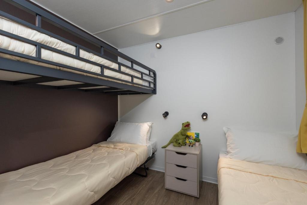 Postel nebo postele na pokoji v ubytování hu Norcenni Girasole village
