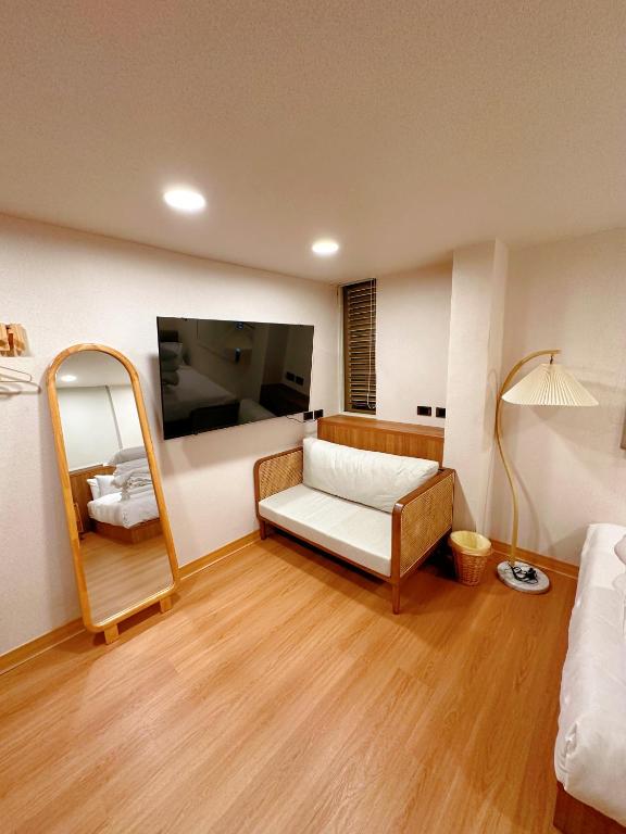 Postel nebo postele na pokoji v ubytování Cat Tail Pocket Inn Ximen
