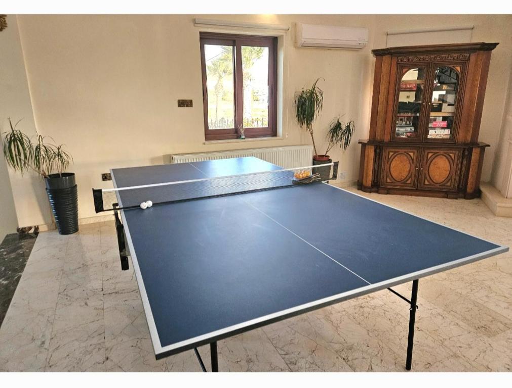 Stolní tenis v ubytování Larnaca Mansion Ideal for 3 Families or more nebo okolí