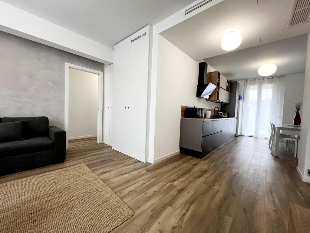 an empty living room with a couch and a kitchen at Casa Umberto in Marghera