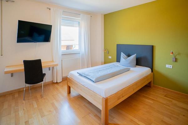 Postel nebo postele na pokoji v ubytování Hotel Donau-Ries