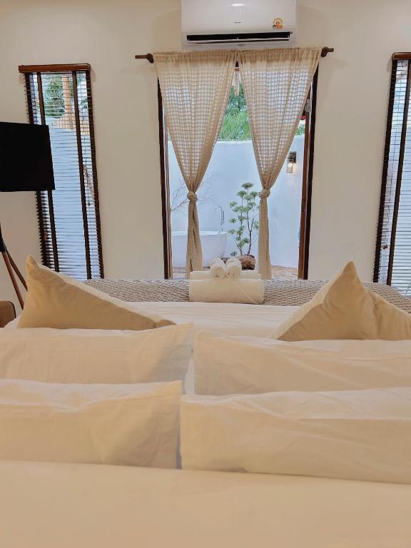 Postel nebo postele na pokoji v ubytování Kamari Cafe&Resort Kohlarn คามารีคาเฟ่แอนด์รีสอร์ทเกาะล้าน