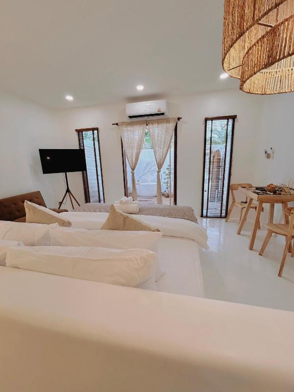 Postel nebo postele na pokoji v ubytování Kamari Cafe&Resort Kohlarn คามารีคาเฟ่แอนด์รีสอร์ทเกาะล้าน