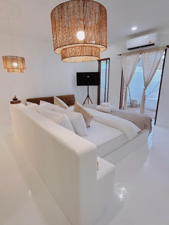 Postel nebo postele na pokoji v ubytování Kamari Cafe&Resort Kohlarn คามารีคาเฟ่แอนด์รีสอร์ทเกาะล้าน