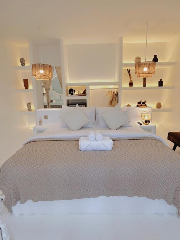 Postel nebo postele na pokoji v ubytování Kamari Cafe&Resort Kohlarn คามารีคาเฟ่แอนด์รีสอร์ทเกาะล้าน