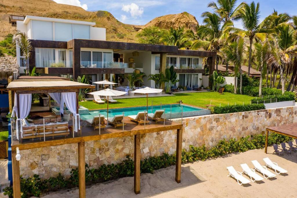 une vue aérienne d'une maison avec piscine dans l'établissement Espectacular Villa en Pocitas, à Puerto Máncora