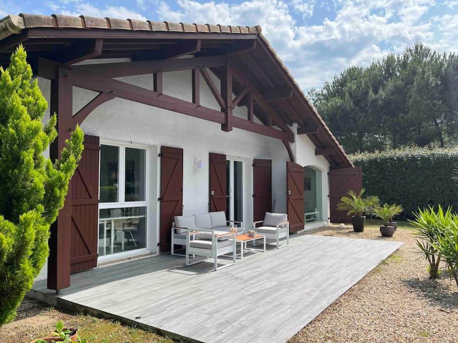 - un pavillon avec une table et des chaises sur la terrasse dans l'établissement Southwest Hossegor, à Capbreton
