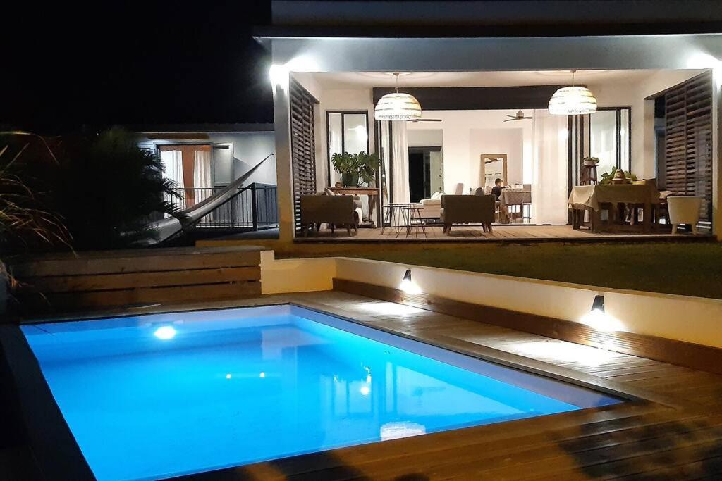 Πισίνα στο ή κοντά στο Villa Lombok Grand fond St Gilles pied dans l'eau