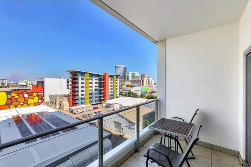 Svalir eða verönd á City Views On Pool Level King Bed Or Twin Share