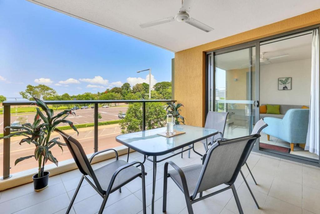 Μπαλκόνι ή βεράντα στο Cute & Cosy Darwin Waterfront Apartment
