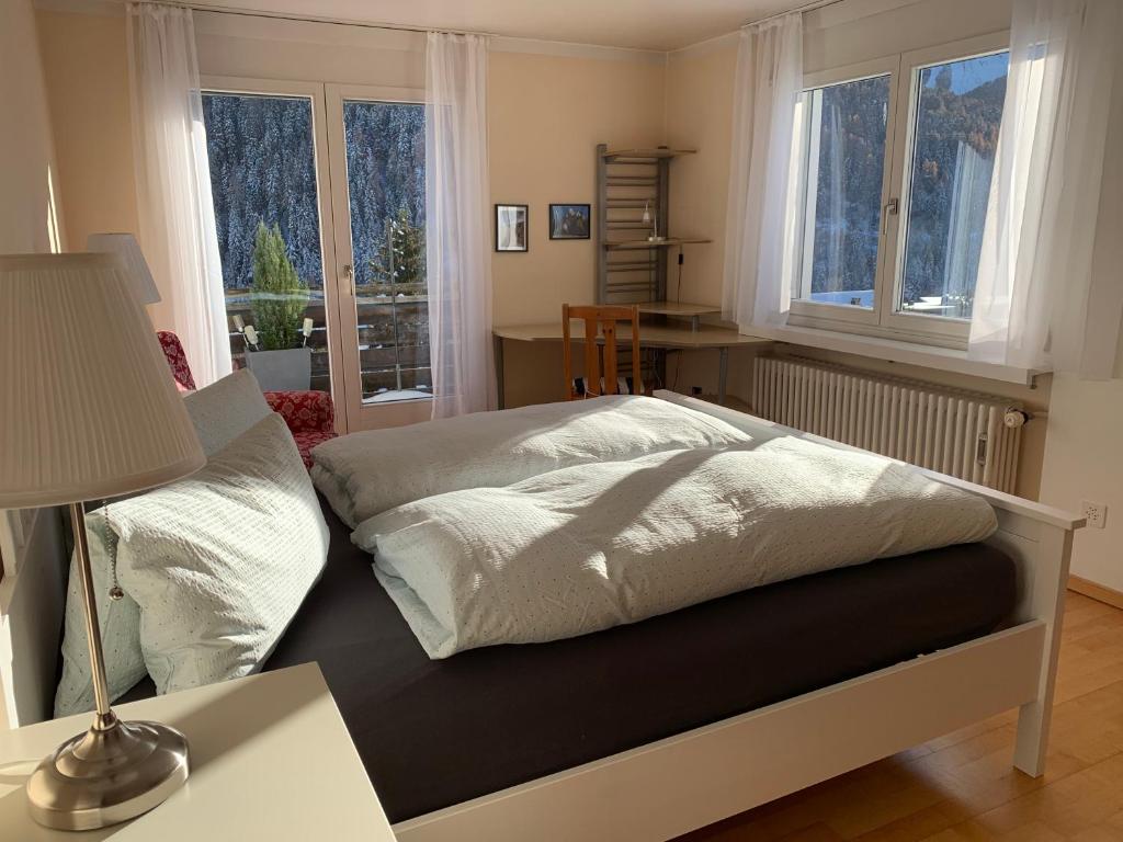 Postel nebo postele na pokoji v ubytování Ferienwohnung Sotcha 8c