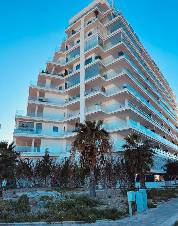 巴里Marisabella Suite 6的一座棕榈树环绕的大建筑
