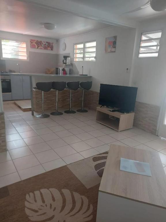 TV a/nebo společenská místnost v ubytování Appartement charmant à Sainte-Luce avec vue sur la montagne