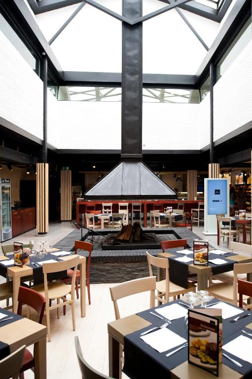 Reštaurácia alebo iné gastronomické zariadenie v ubytovaní AS Hoteles Altube