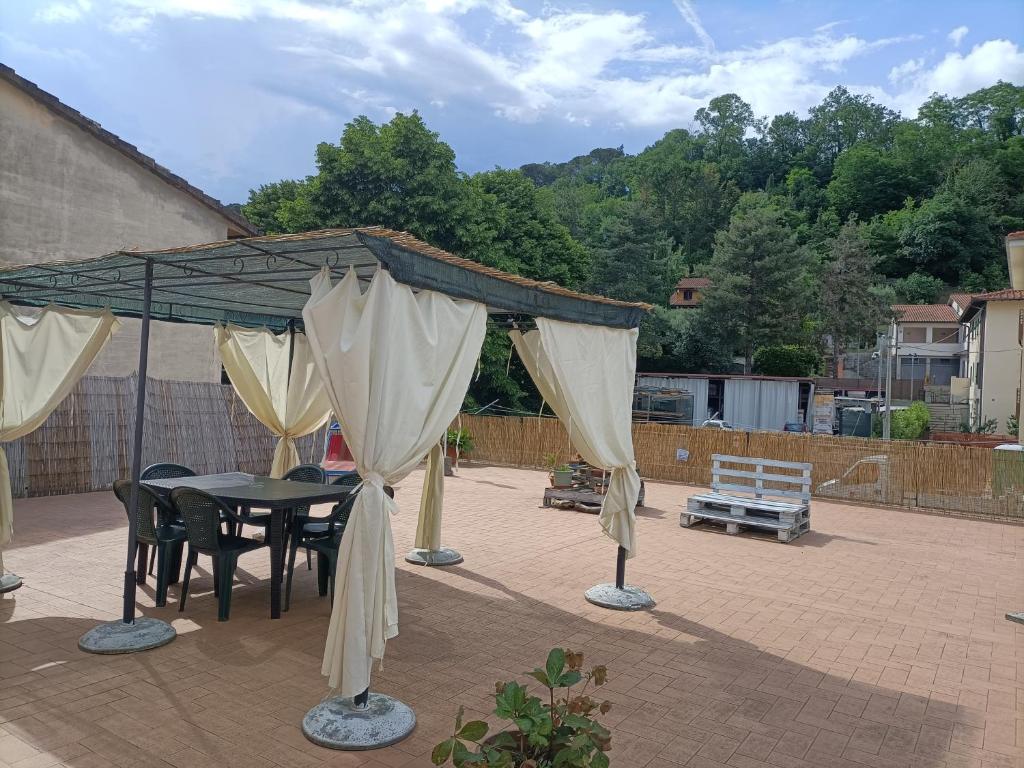 サン・ピエーロ・ア・シエーヴェにあるAffittacamere La Terrazzaのパティオ(天蓋付きテーブル、椅子付)