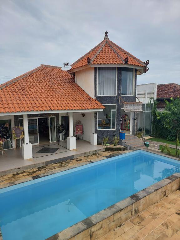Sundlaugin á Mercusuar Resort Jepara eða í nágrenninu