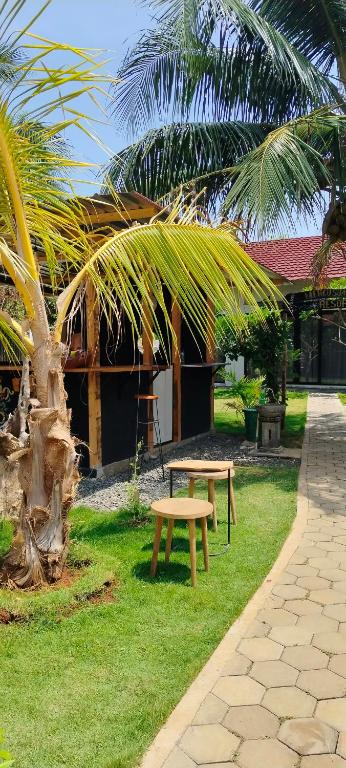 Garður fyrir utan Mercusuar Resort Jepara