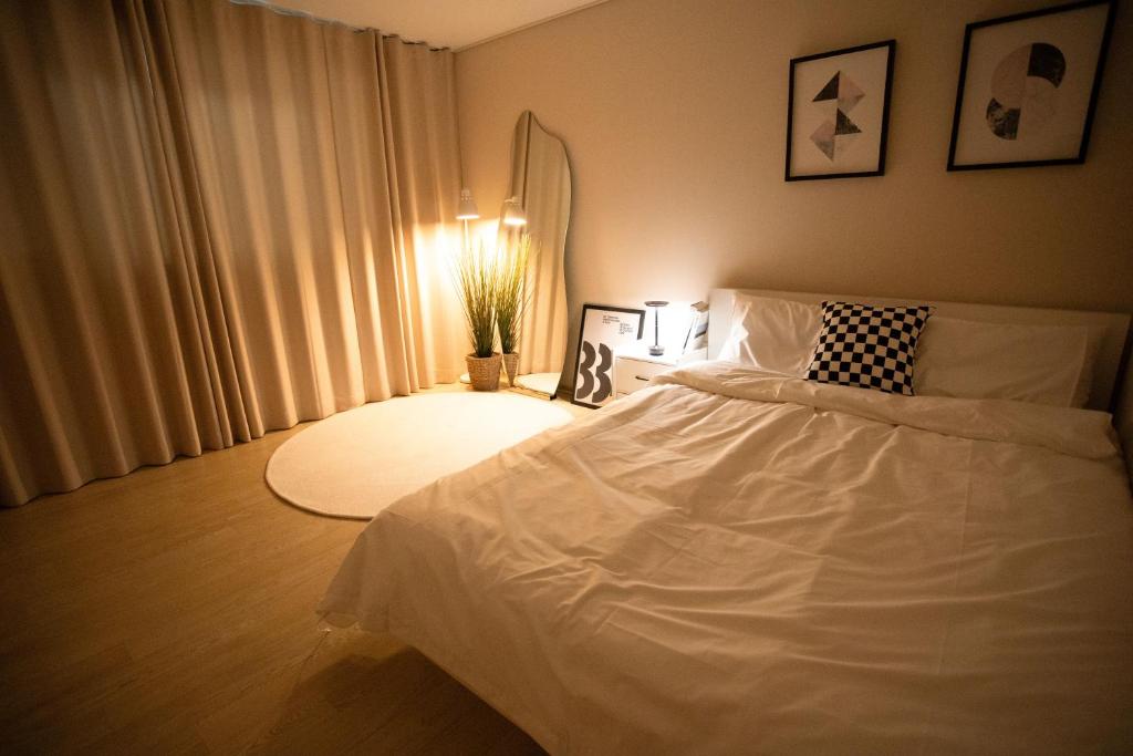 Postel nebo postele na pokoji v ubytování Gyeongju Record Stay Near tourist attractions