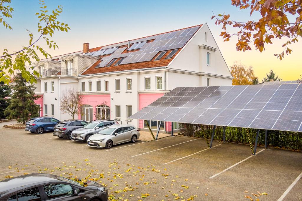 budynek z dużą ilością paneli słonecznych na nim w obiekcie Platan Hotel w Debreczynie