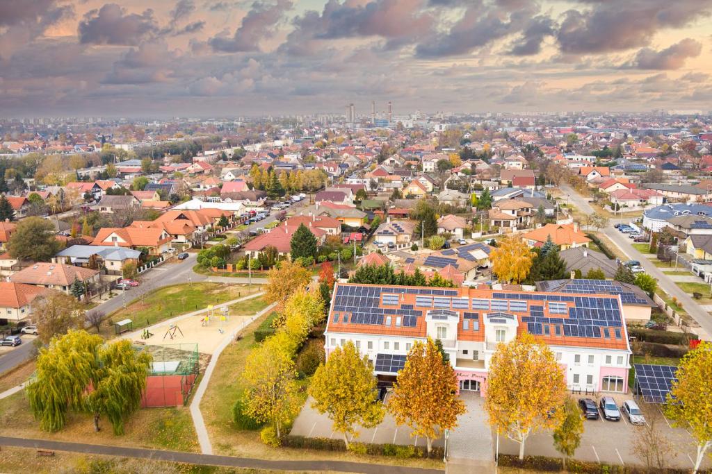 z góry widok na miasto z domami i drzewami w obiekcie Platan Hotel w Debreczynie