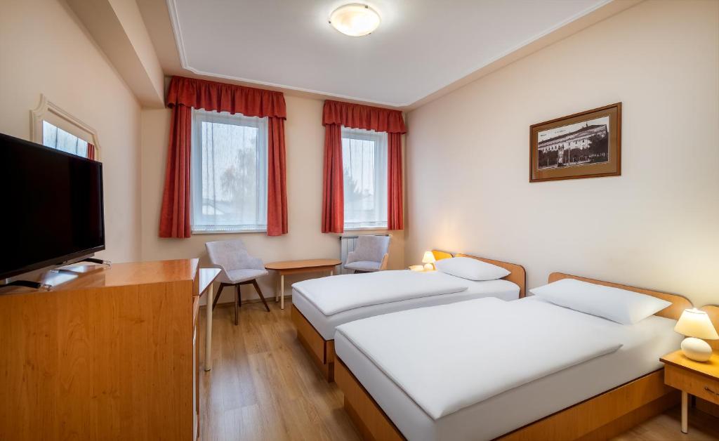 Łóżko lub łóżka w pokoju w obiekcie Platan Hotel