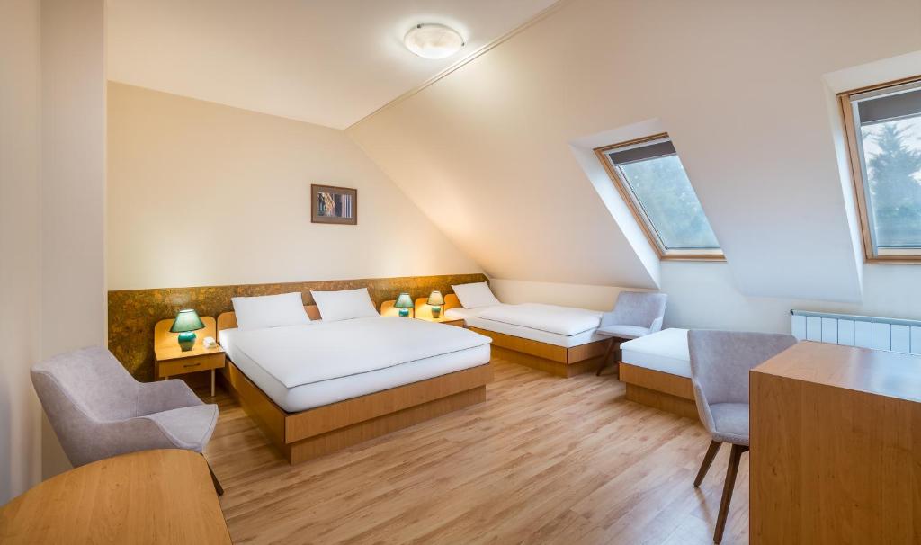 Łóżko lub łóżka w pokoju w obiekcie Platan Hotel
