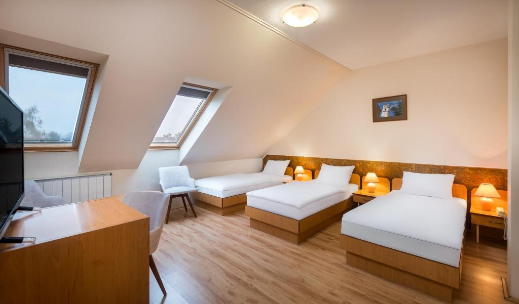 Łóżko lub łóżka w pokoju w obiekcie Platan Hotel