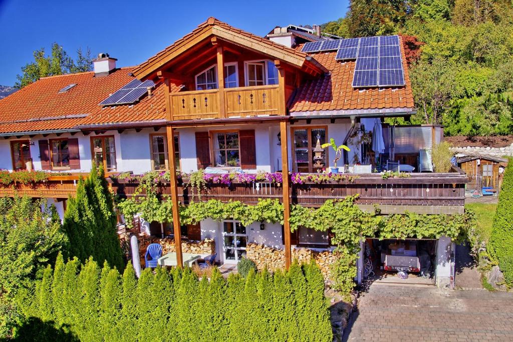 ein Haus mit Sonnenkollektoren auf dem Dach in der Unterkunft Ferienwohnung Christine in Bischofswiesen