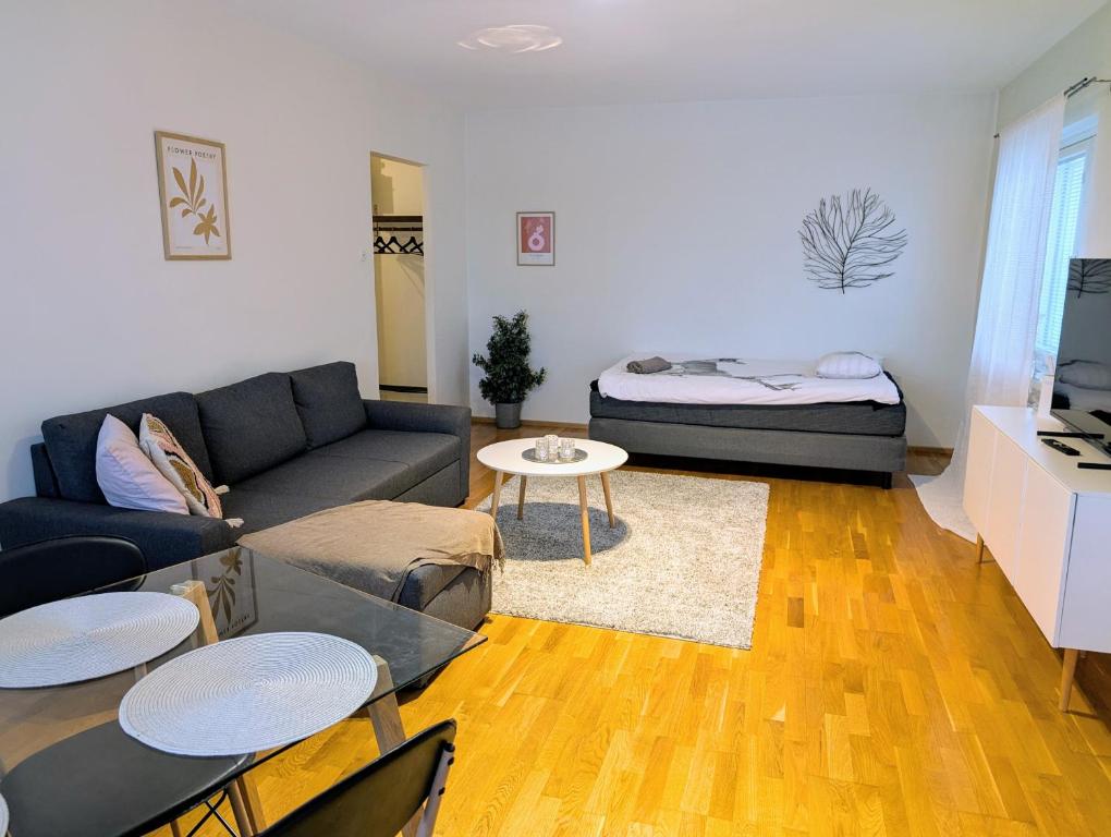 un soggiorno con un divano e un letto di 18 - Cozy apartment with view, top 7th floor a Kemi