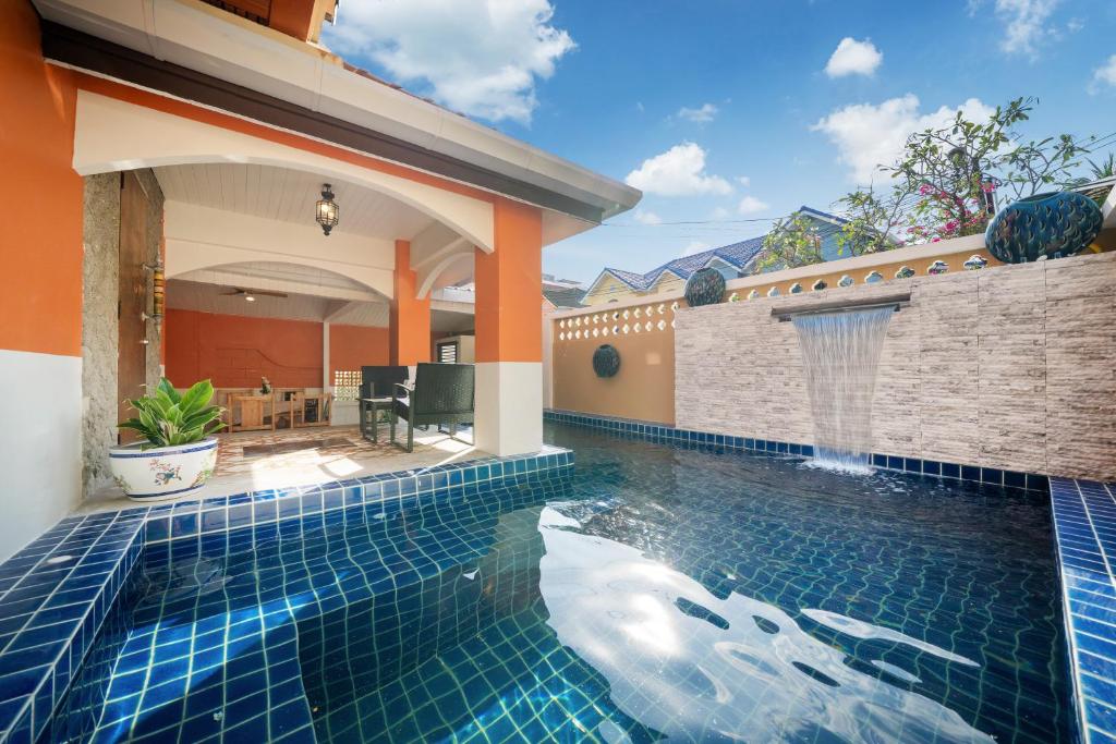 ein Swimmingpool im Hinterhof eines Hauses in der Unterkunft Bangla Patong Pool Villas with 4 Villas different designs choose fro, photo before Book in Patong Beach