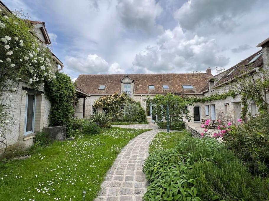 a house with a brick path in the yard at Happy House - 1h30 de Paris in Batilly-en-Gâtinais