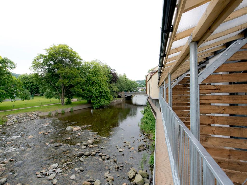 Výhled na řeku, která protéká v blízkosti hostelu