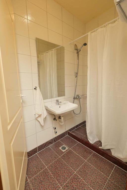 Eri Beach & Village Hotel - 